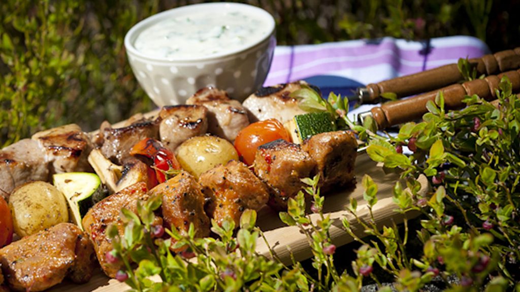 Grillspett med vitlöksmarinerad fläskfilé, grönsaksspett och gräddfilssås